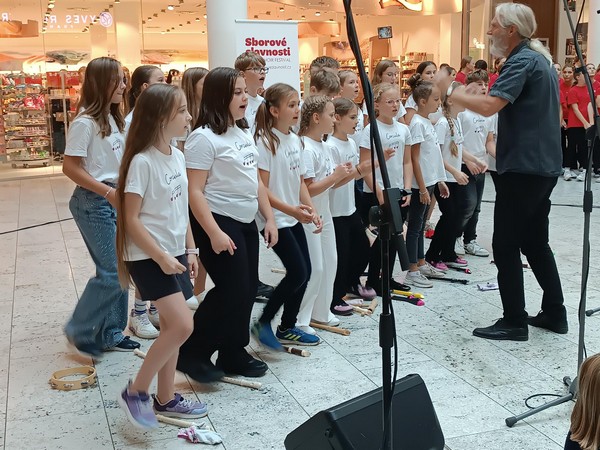 Pěvecký sbor Páťáci a Corcula ZŠ Habrmanova