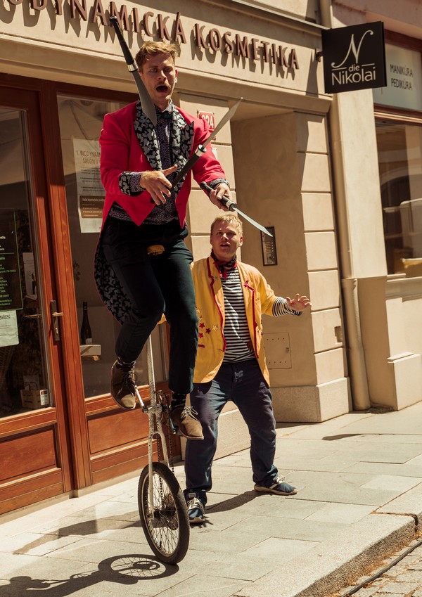 Mezi nebem a dlažbou - Teátr Pavla Šmída